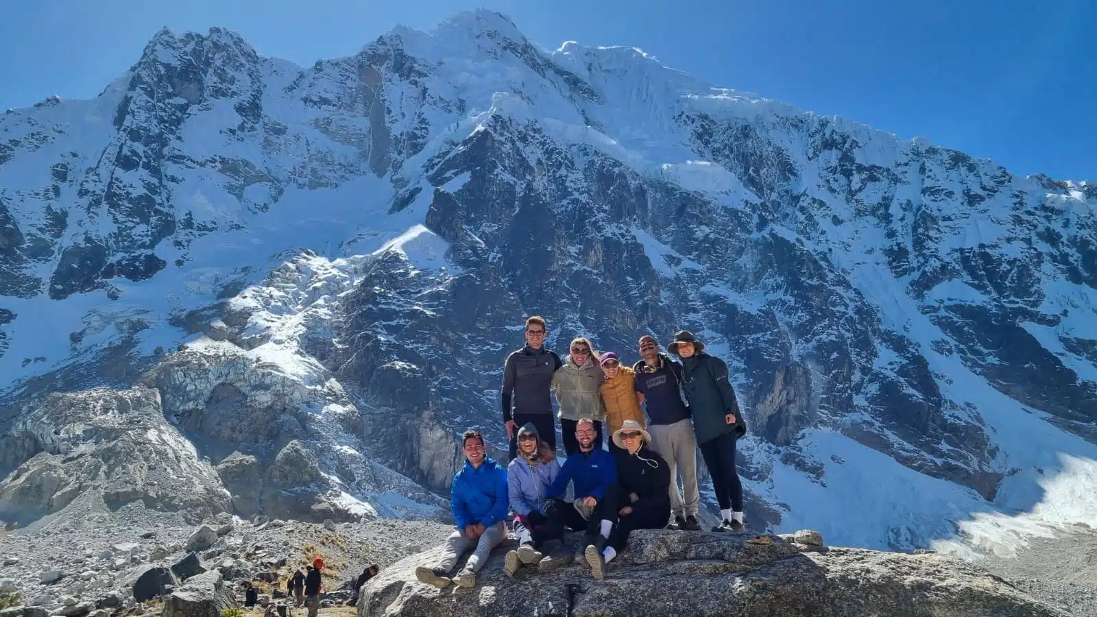 Grupo de turistas cerca del nevado Salkantay | Qoricancha Expeditions