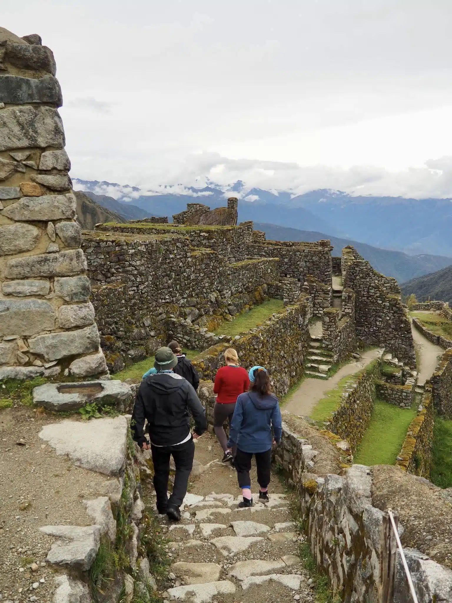 Tourist walking in MachuPicchu | Qoricancha Expeditions