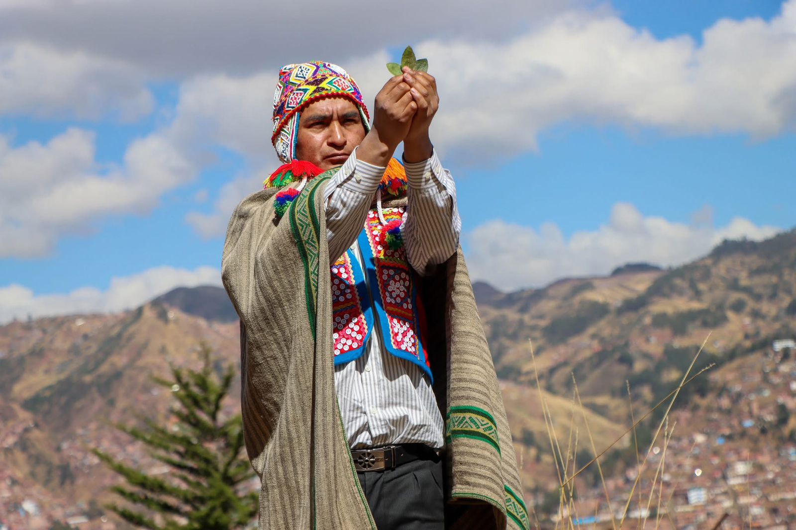 Kintu con hojas de coca
