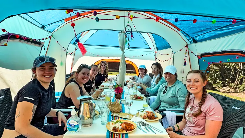 Grupo de amigos almorzando en pleno camino inca