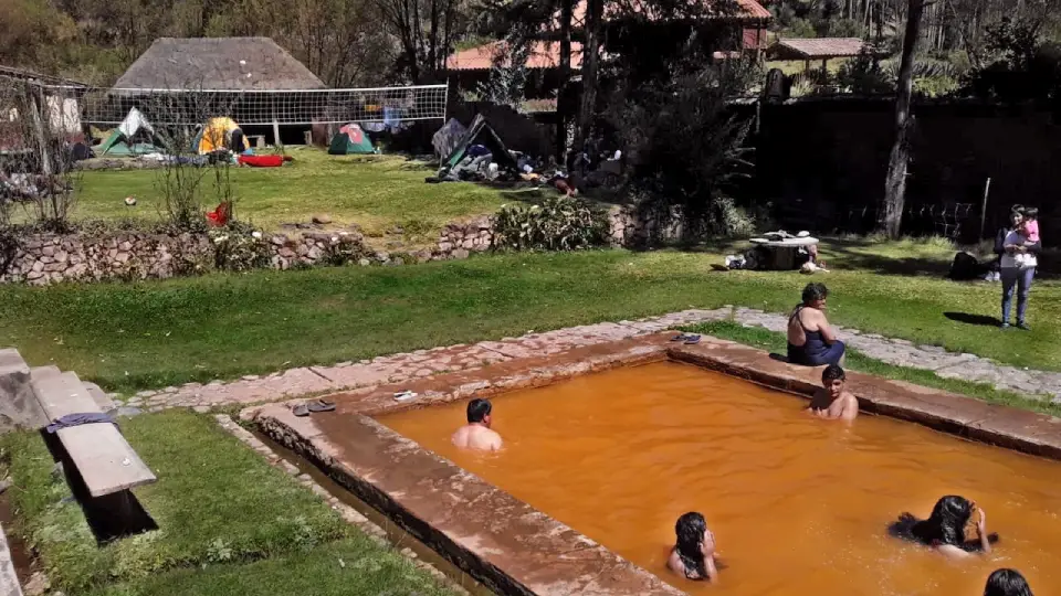 Turistas nacionales disfrutando las aguas termales