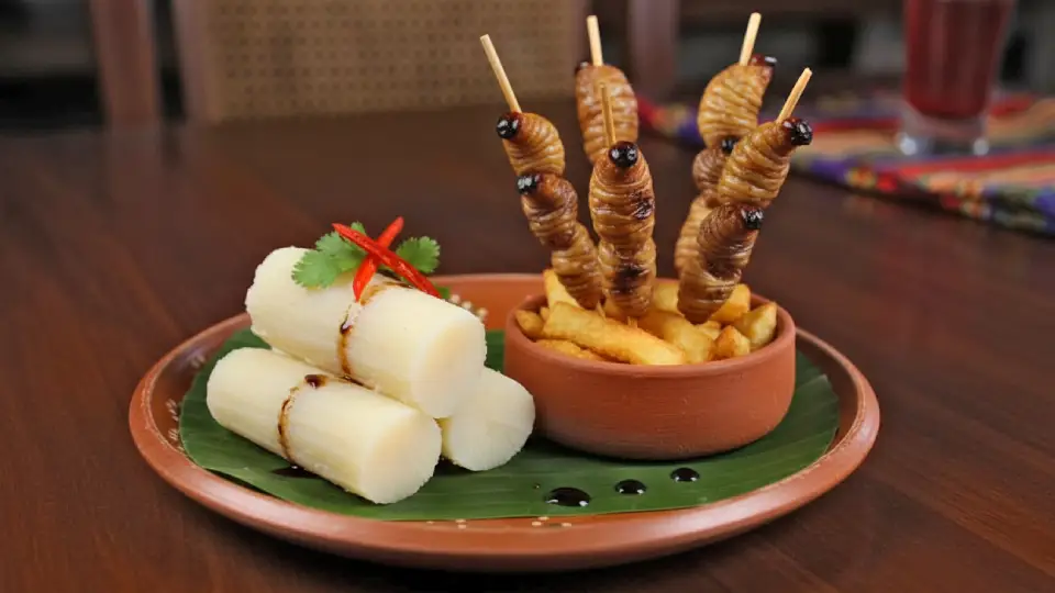 Anticucho de suri, comida de la selva peruana