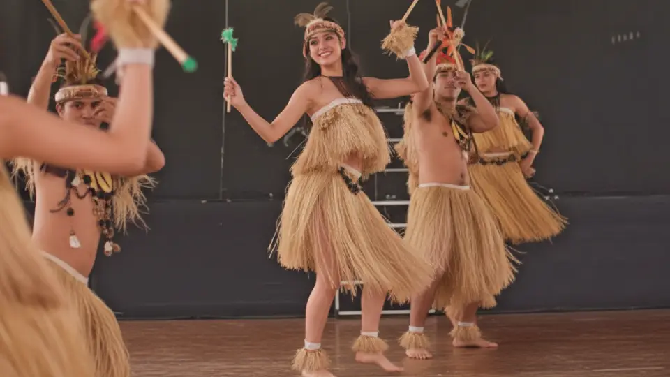 jóvenes disfrutando de la danza buri buriti del amazonas
