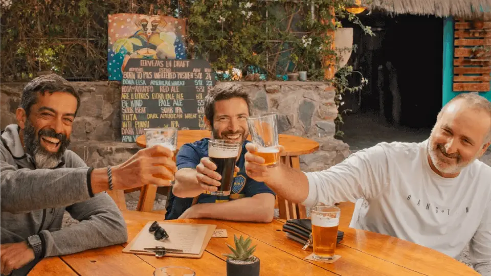 amigos disfrutando de una cerveza artesanal