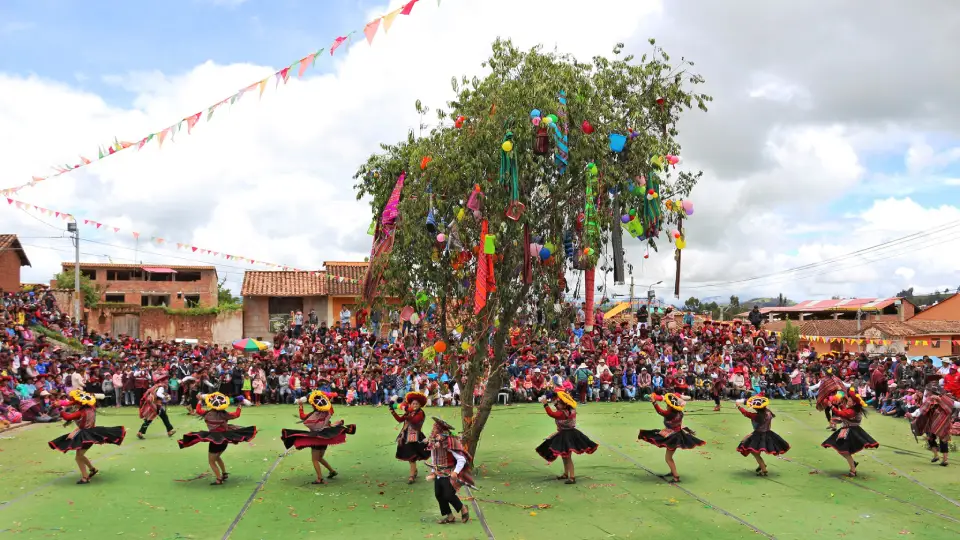 tree cutting in Cusco carnivals
