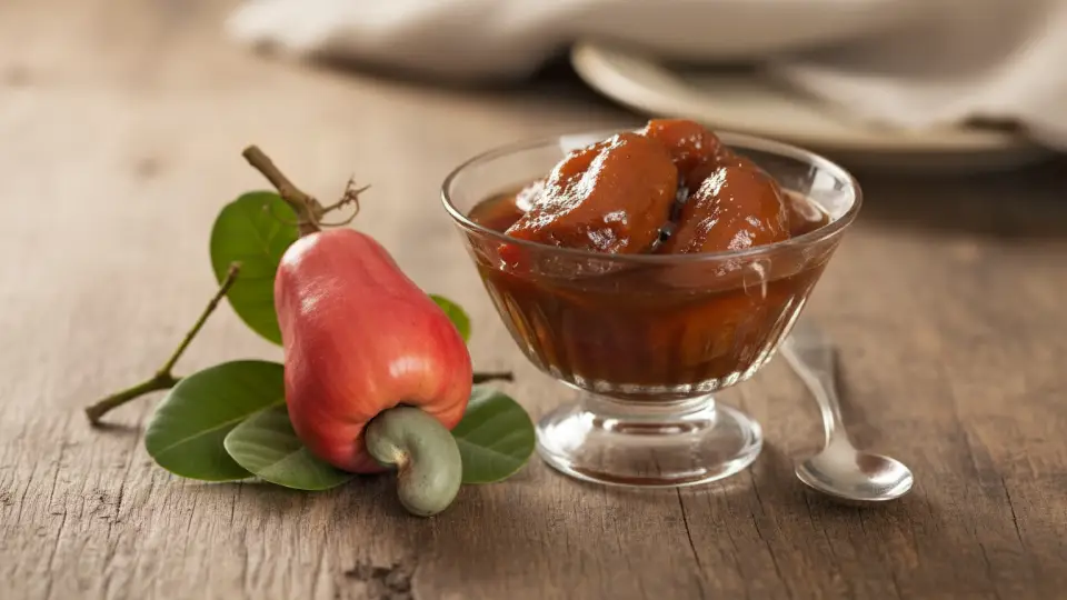 Dulce de cashu dentro de una copa de vidrio listo para comer