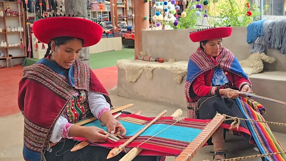 mujeres tejiendo en chinchero