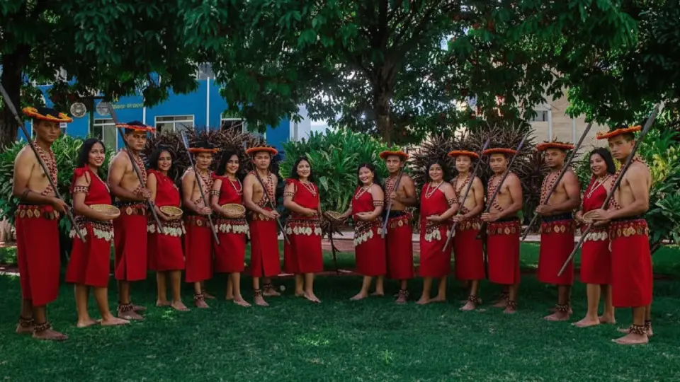 Juventud peruana representando la danza de los Huambisas