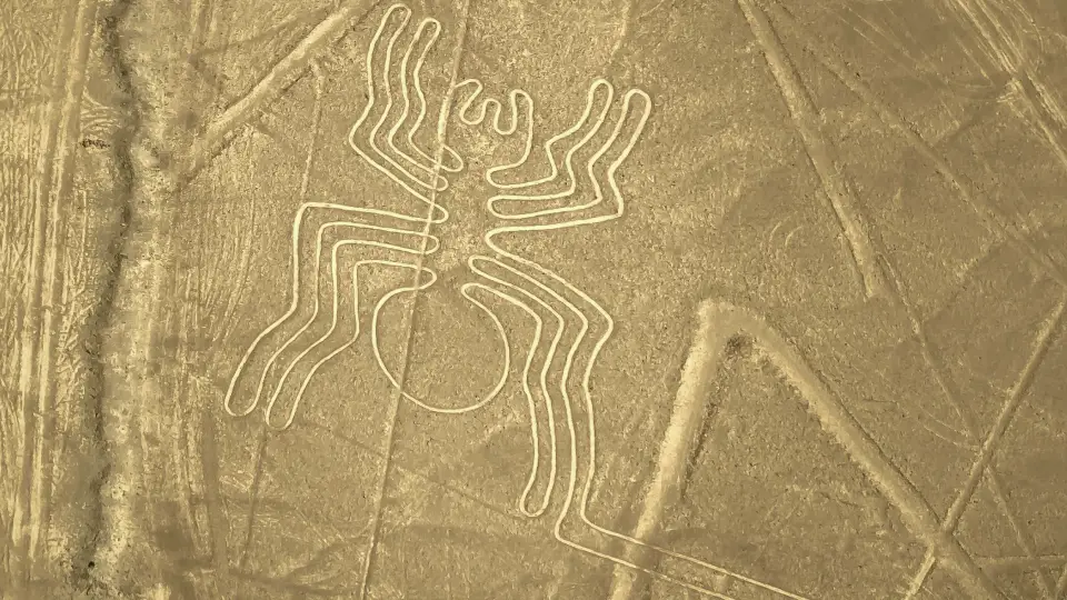 Figura de araña en las líneas de Nazca en Ica