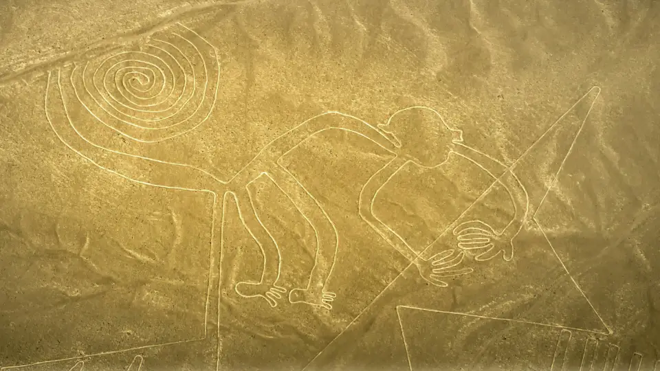 Imagen de un mono en las líneas de Nazca en Ica