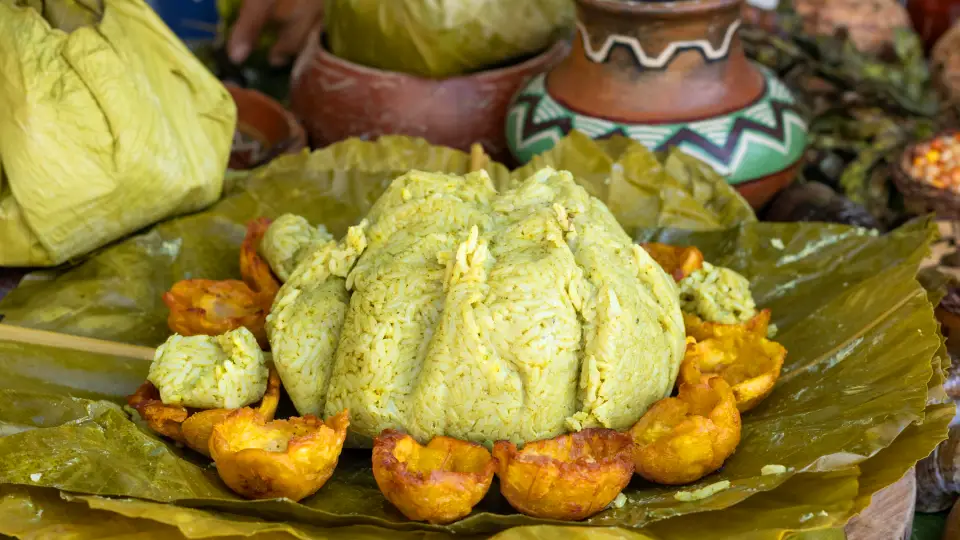 plato bandera del Juane - comida de la selva peruana