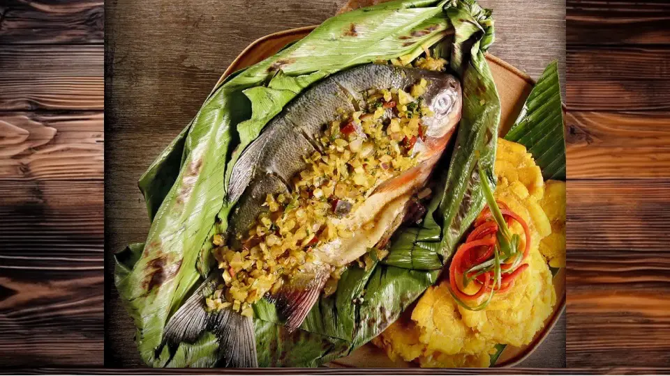 Plato típico de Patarashca en hojas de bijao - comida se la selva peruana