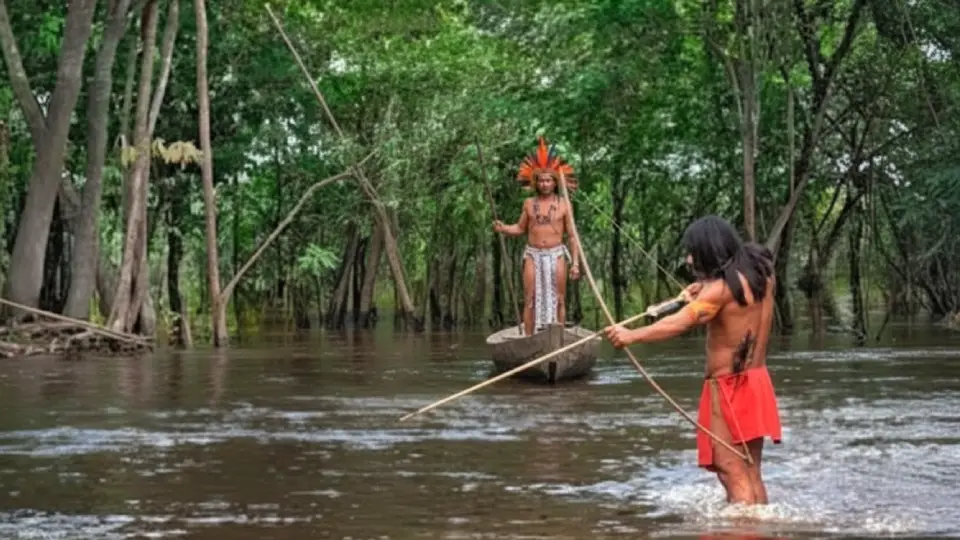 Indígenas pescando sobre el rio Amazonas