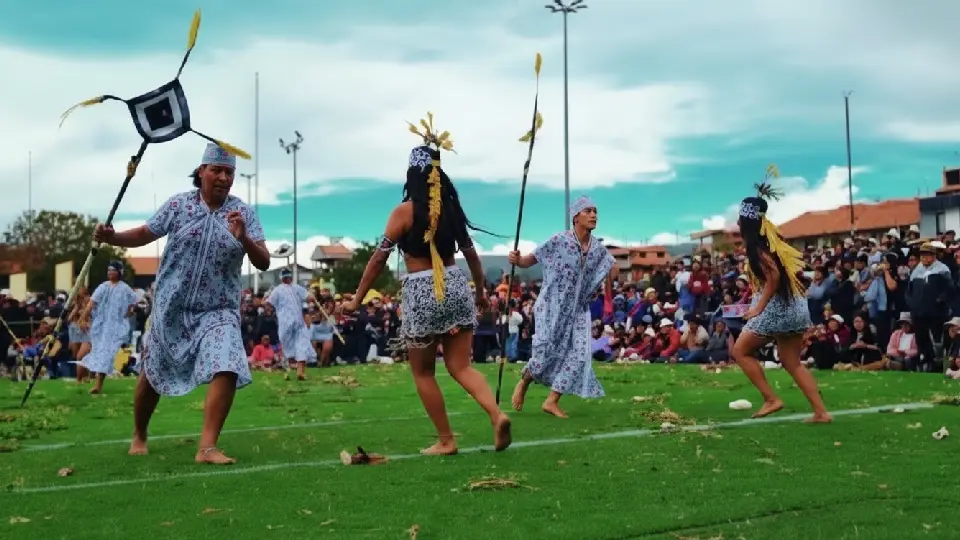 chicas y chicos bailando la danza pishta, típica de la selva peruana
