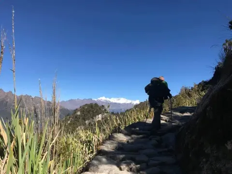 Tourist climbs the Ruins of MachuPicchu | Qoricancha Expeditions