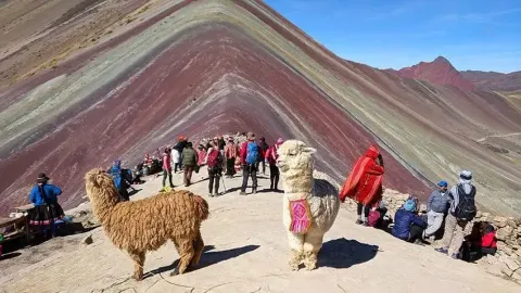 Tourists on Rainbow Mountain | Qoricancha Expedition