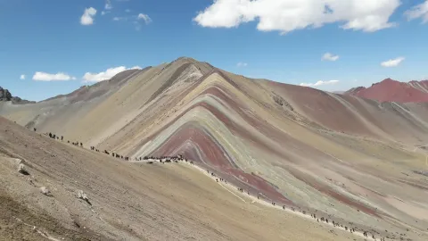 Tourists Climbing Rainbow Mountain | Qoricancha Expeditions