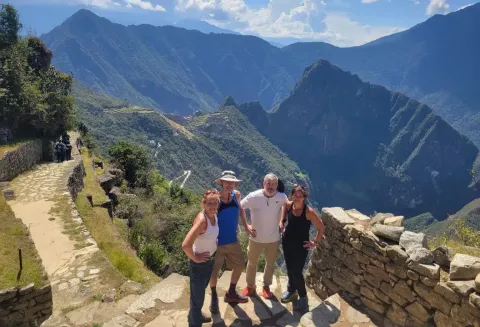 Tourist family in the mountains of the Sacred Valley | Qoricancha Expeditions