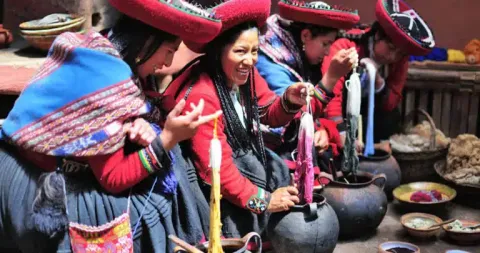 Photo of the creation of Textile in Chincheros | Qoricancha Expeditions