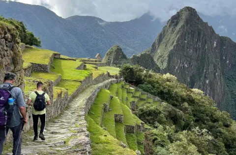 Tourist going down to the Sacred Valley | Qoricancha Expeditions