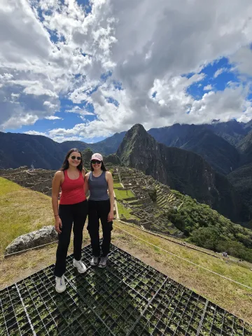 Girls Enjoying Machu Picchu | Qoricancha Expeditions