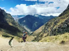 Turista subiendo a Machu Picchu | Qoricancha Expeditions