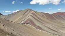 Turistas escalando la montaña arcoiris | Qoricancha Expeditions