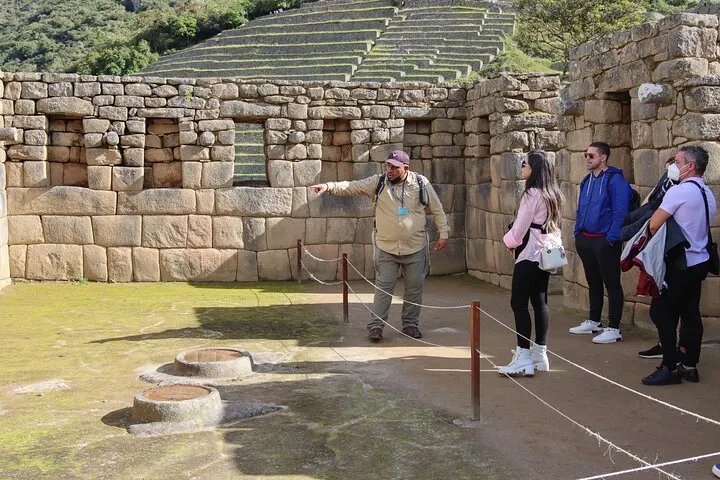 Official tour guide explaining the history of archaeological temples in Machu Picchu's Circuit 2